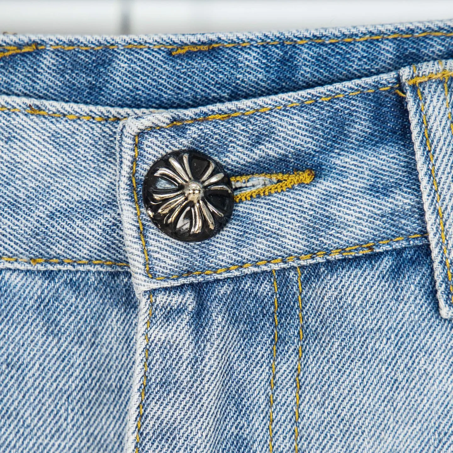 P240 Chrome Hearts light blue, black and white multi-quick leather couple jeans are a hot item this season and are sought after by countless celebrities and fashionistas. The neat details of the cutting process add color to the playful fashion! The neat and meticulous design, and the well-fitting structure is unique. The upper body not only has outstanding recognition, but also looks younger and younger. A style with the ultimate wearing meaning and performance, gorgeous color matching, and the craftsmanship of this style is also extremely extraordinary. After the finished product is washed, it is disassembled and hand-made with sheepskin cross leather and then spliced ​​together to complete. The whole piece has too many craftsmanship to describe. It is decorated with patchwork cross flowers and high-waisted washed jeans! ! Absolutely high-end luxury product, a god-level single product, a super popular product, made by top heavy industry, a magic weapon that cannot be missed. Style number: 1830# Size: 28 30 32 34 36 Color: light blue